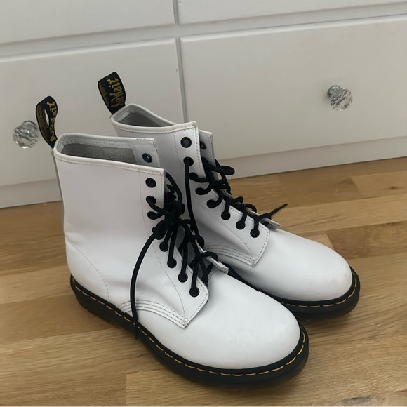 SIZE 9 DR MARTEN WHITE BOOTS - Picture 1 of 8